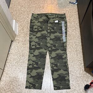Old Navy Green Camouflage Pixie Pants